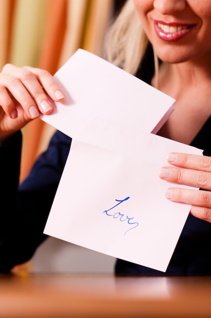 Femme tient une lettre d'amour