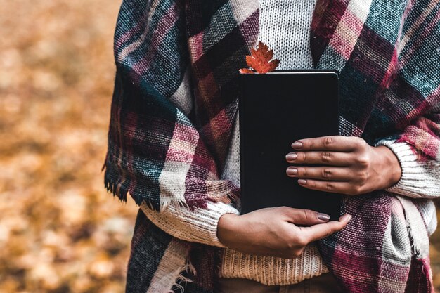 Femme Tient Un Livre Dans Ses Mains