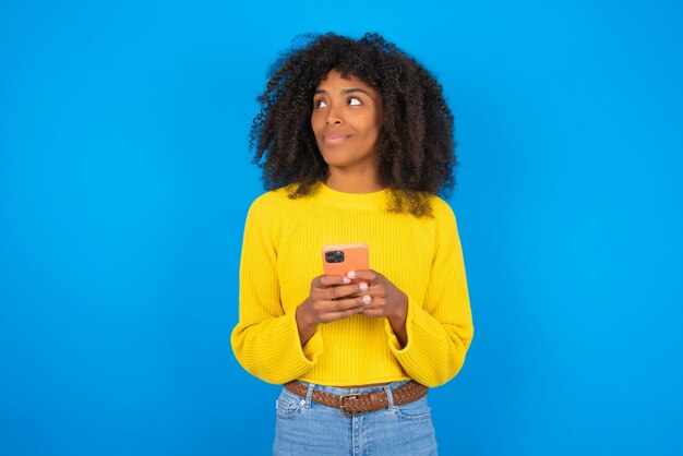 femme tient les mains du téléphone lit de bonnes nouvelles pour les jeunes regardez l'annonce de l'espace vide