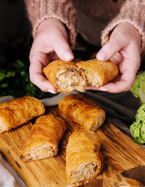 La femme tient une pâtisserie roumaine avec du chou