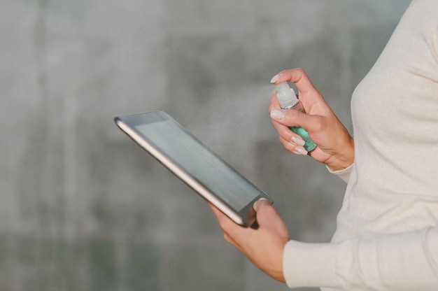 Femme tient son doigt devant l'écran de la tablette vierge