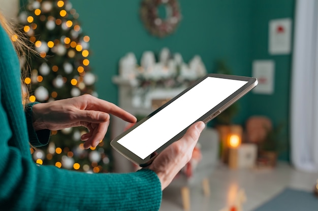 Femme tient son doigt devant l'écran de la tablette vierge