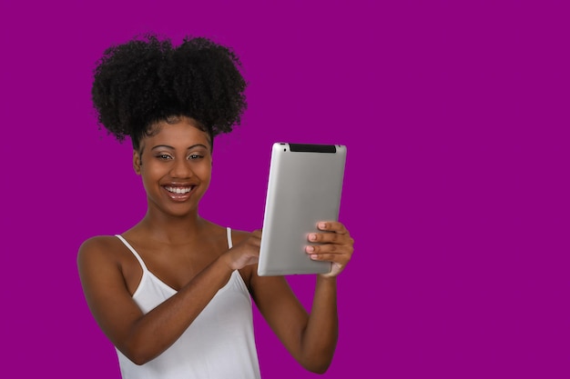 Photo une femme tient une tablette avec un fond violet.