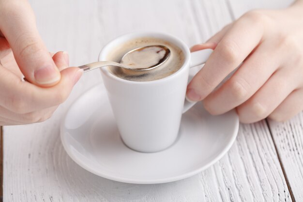 Femme tient une tasse de café