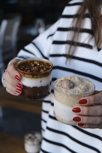 Photo une femme tient une tasse avec un doigt qui dit ongles