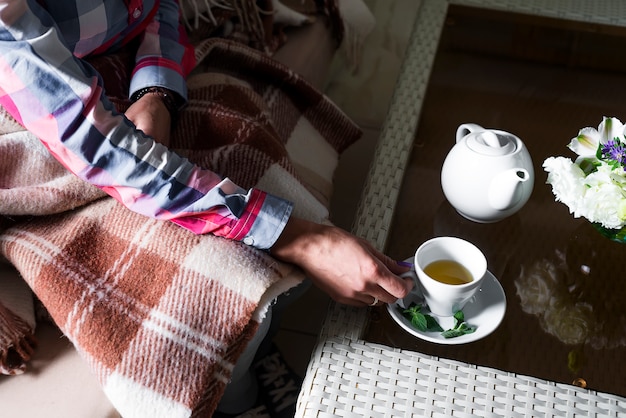 Femme tient une tasse de thé