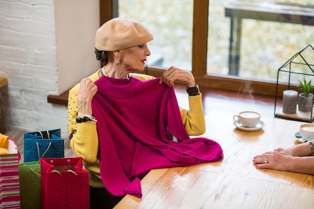 Photo la femme tient des vêtements