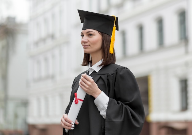 Photo femme de tir moyen obtenant son diplôme