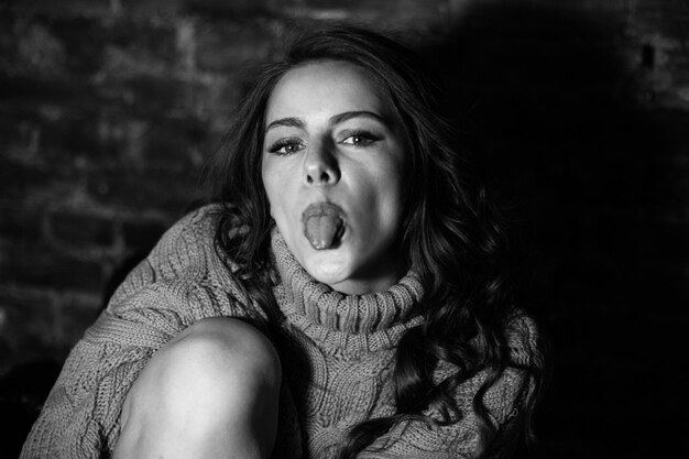 Une femme tire la langue devant la caméra.