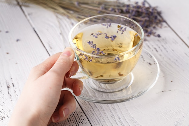 Femme tisane aromatique chaude