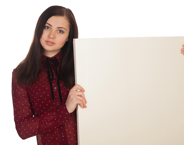 Femme avec toile est debout sur fond blanc