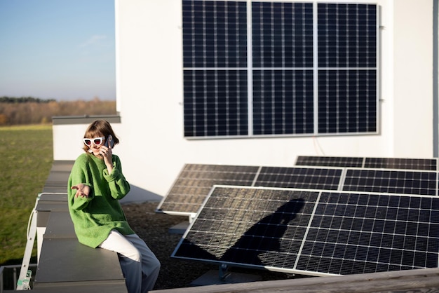 Femme sur le toit de sa maison avec une station solaire