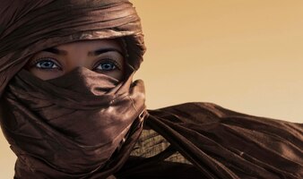 Femme touareg dans le désert