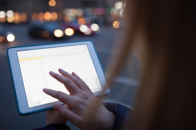 Femme touchant l&#39;écran de la tablette