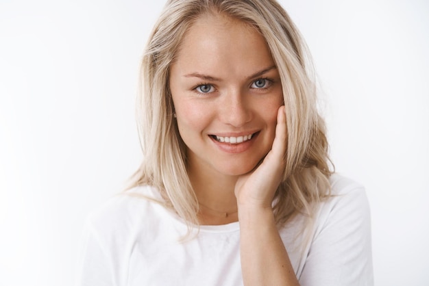 femme touchant la peau douce et soyeuse sur la joue