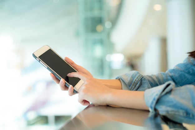 Femme toucher sur l'écran du téléphone intelligent