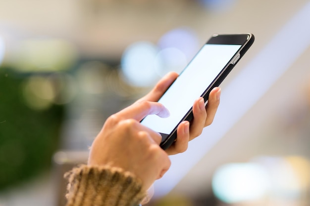 Femme toucher sur l'écran du téléphone portable