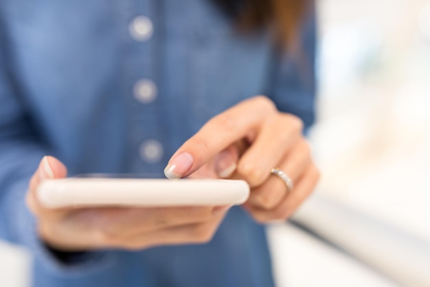 Femme toucher sur téléphone portable