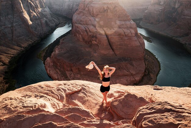 Femme de tourisme insouciante sur le Grand Canyon Jeune femme profitant de la vue sur Horseshoe Bend Canyon Adventure Travel Relax Concept Vue panoramique