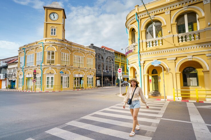 Femme de tourisme sur la vieille ville de Phuket avec la construction de l'architecture portugaise sino à la vieille ville de Phuket