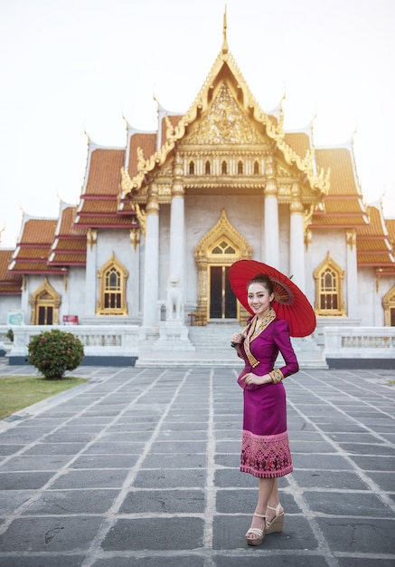 Femme touriste avec un chapeau traditionnel rouge