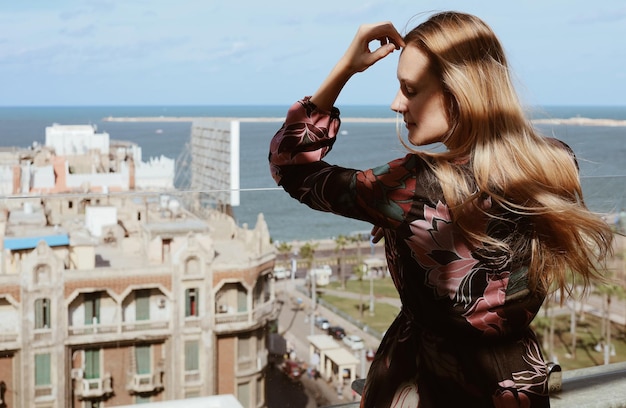 Femme touriste dans la vieille ville avec des bâtiments historiques et vue sur la mer Alexandrie Egypte