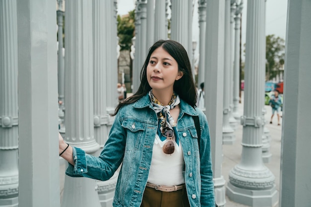 femme touriste debout dans le musée d'art du comté de Los Angeles et regardant les autres