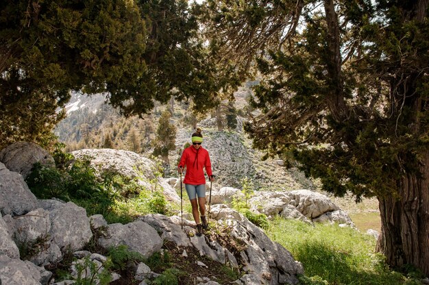 Femme touriste avec équipement de randonnée dans les bois