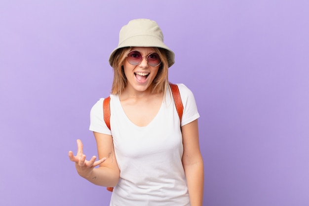 Femme de touriste jeune voyageur à la colère ennuyé et frustré