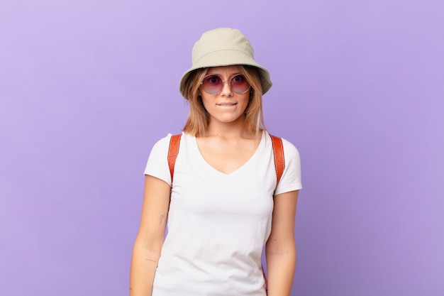 Femme de touriste jeune voyageur à la perplexité et à la confusion