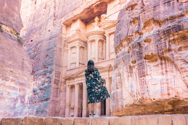 Femme Touriste En Robe De Couleur Et Chapeau Profitant Du Trésor, Al Khazneh Dans L'ancienne Ville De Petra, Jordanie