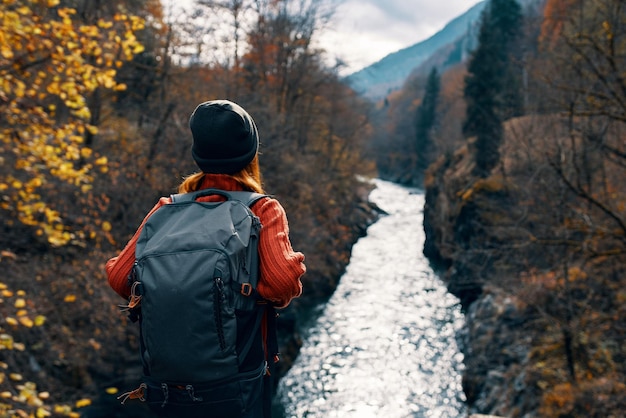 Femme touriste avec sac à dos admire la nature voyage des montagnes de la rivière