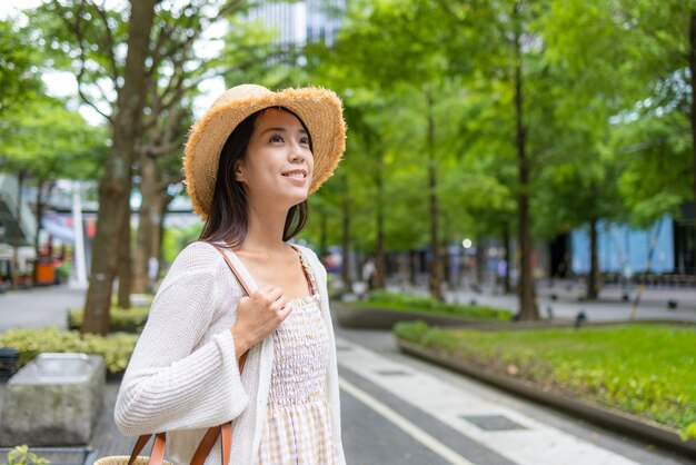 Une femme touriste se rend dans le district de Xinyi à Taipei, à Taïwan.