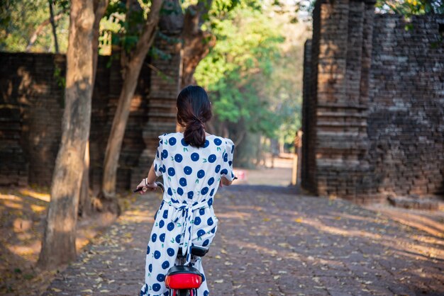 Une femme touriste à vélo