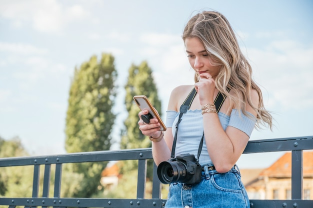 Femme de touriste vérifiant son smartphone