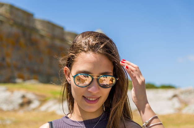 Femme touriste visitant Forte de Santa Tereza