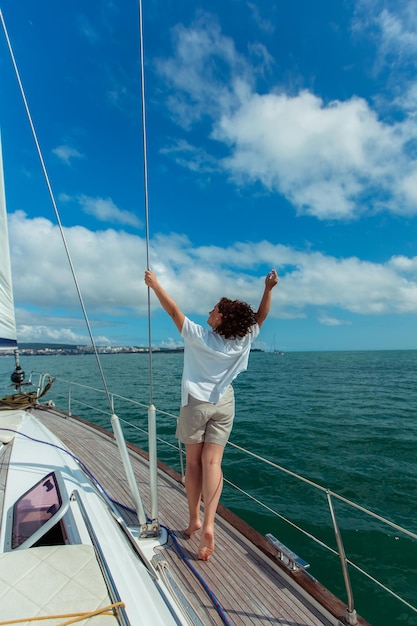 Femme touriste voyageuse à lunettes de soleil un jour d'été sur un yacht dans la mer