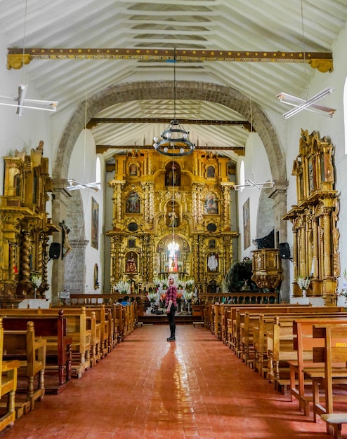 Femme de touristes dans l'église de Yucay dans la vallée sacrée des Incas dans la ville de Cusco