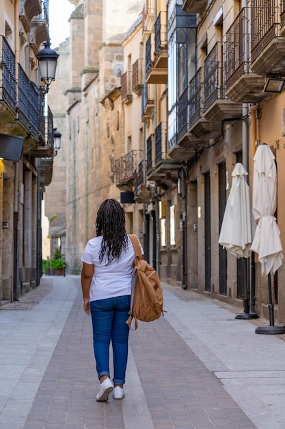 Femme de touristes marchant autour de Ciudad Rodrigo à Salamanque