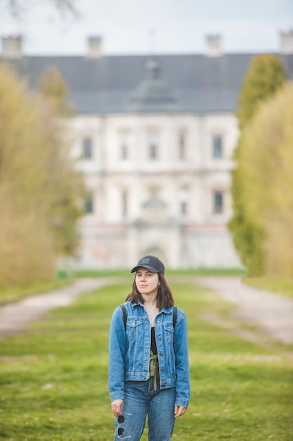 Femme de touristes posant sur l'allée du vieux château