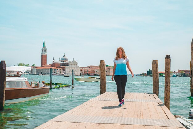 Femme touristique à la basilique san giorgio maggiore venise italie copy space