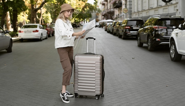 Femme touristique dans la rue dans une ville européenne, tourisme en Europe. Style de vêtements urbains. debout au milieu de la rue en train d'étudier