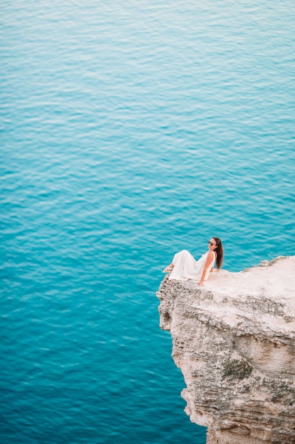 Femme touristique en plein air sur le bord de la falaise