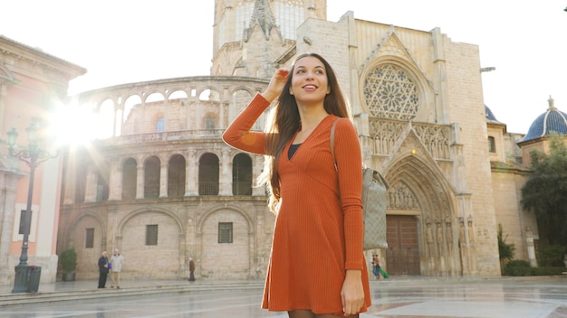 Femme touristique à Valence avec cathédrale, Espagne
