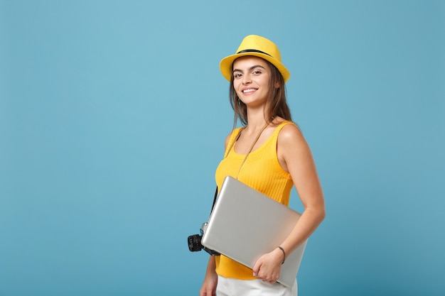 Femme Touristique Voyageur En Vêtements D'été Jaunes, Chapeau Avec Ordinateur Portable Sur Bleu