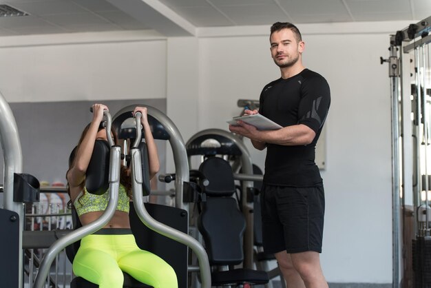 femme, train, coffre, sur, machine, à, entraîneur personnel