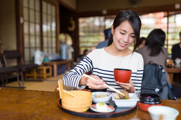 Femme en train de déjeuner dans un restaurant de style japonais