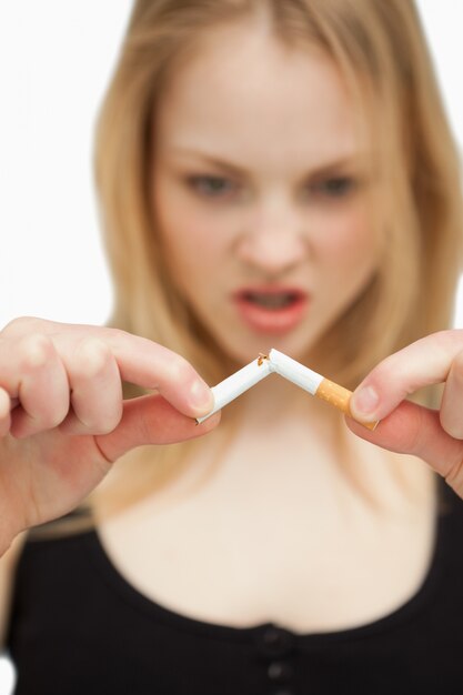 Photo femme en train de freiner une cigarette