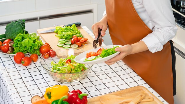 Femme en train de préparer des aliments sains Salade de légumes