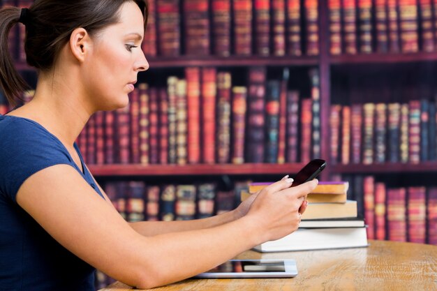 Femme en train de taper sur son téléphone